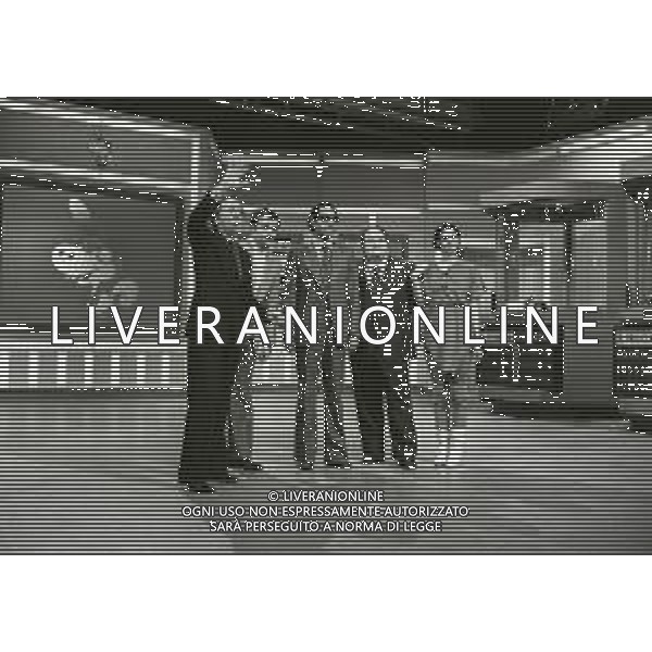 NEG-RETROSPETTIVA MIKE BONGIORNO PRESENTATORE TELEVISIVO NELLA FOTO MIKE BONGIORNO NELLA TRASMISSIONE TELEVISIVA SCOMMETTIAMO NELL\'ANNO 1977-1978 AG ALDO LIVERANI SAS 