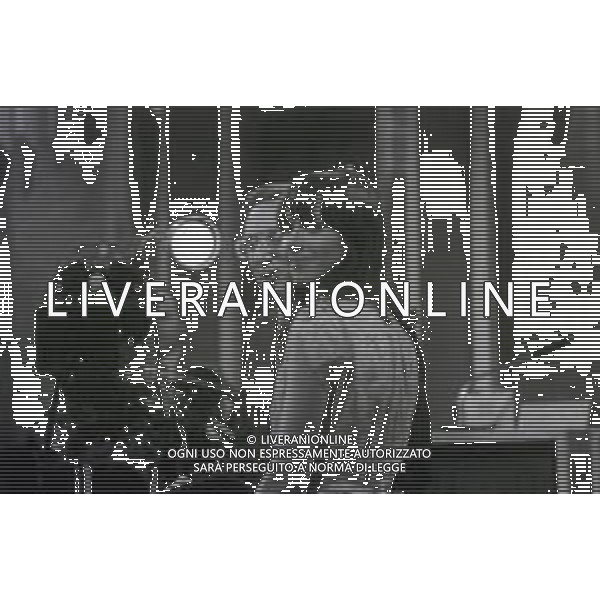 NEG-RETROSPETTIVA MIKE BONGIORNO PRESENTATORE TELEVISIVO NELLA FOTO MIKE BONGIORNO NELLA TRASMISSIONE TELEVISIVA SCOMMETTIAMO NELL\'ANNO 1977-1978 AG ALDO LIVERANI SAS 