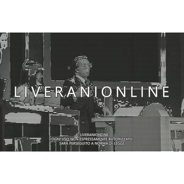 NEG-RETROSPETTIVA MIKE BONGIORNO PRESENTATORE TELEVISIVO NELLA FOTO MIKE BONGIORNO NELLA TRASMISSIONE TELEVISIVA SCOMMETTIAMO NELL\'ANNO 1977-1978 AG ALDO LIVERANI SAS 