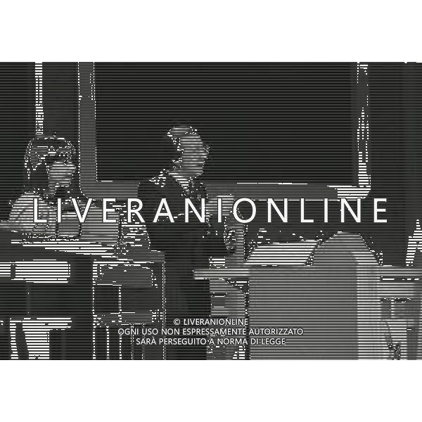 NEG-RETROSPETTIVA MIKE BONGIORNO PRESENTATORE TELEVISIVO NELLA FOTO MIKE BONGIORNO NELLA TRASMISSIONE TELEVISIVA SCOMMETTIAMO NELL\'ANNO 1977-1978 AG ALDO LIVERANI SAS 