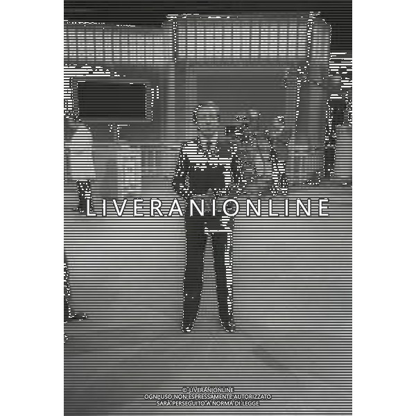 NEG-RETROSPETTIVA MIKE BONGIORNO PRESENTATORE TELEVISIVO NELLA FOTO MIKE BONGIORNO NELLA TRASMISSIONE TELEVISIVA SCOMMETTIAMO NELL\'ANNO 1977-1978 AG ALDO LIVERANI SAS 