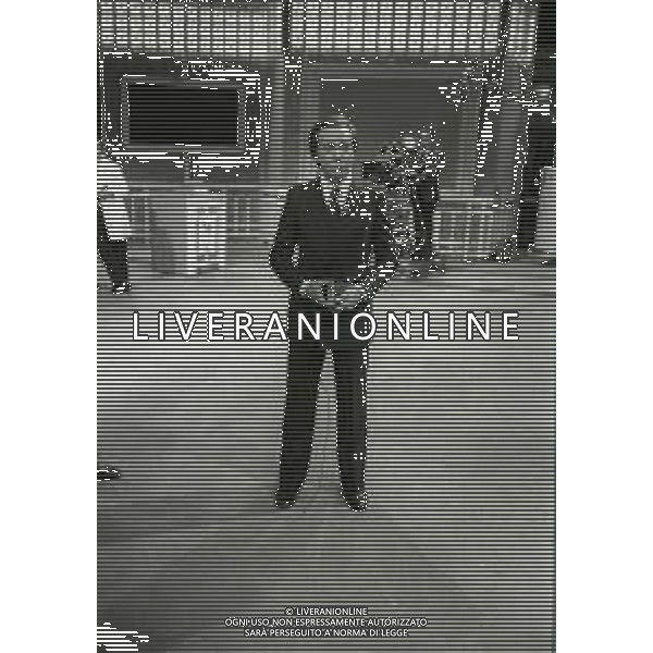 NEG-RETROSPETTIVA MIKE BONGIORNO PRESENTATORE TELEVISIVO NELLA FOTO MIKE BONGIORNO NELLA TRASMISSIONE TELEVISIVA SCOMMETTIAMO NELL\'ANNO 1977-1978 AG ALDO LIVERANI SAS 