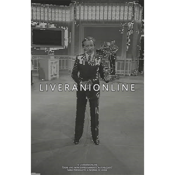 NEG-RETROSPETTIVA MIKE BONGIORNO PRESENTATORE TELEVISIVO NELLA FOTO MIKE BONGIORNO NELLA TRASMISSIONE TELEVISIVA SCOMMETTIAMO NELL\'ANNO 1977-1978 AG ALDO LIVERANI SAS 