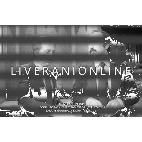 NEG-RETROSPETTIVA MIKE BONGIORNO PRESENTATORE TELEVISIVO NELLA FOTO MIKE BONGIORNO CON LUDOVICO PEREGRINI NELLA TRASMISSIONE TELEVISIVA SCOMMETTIAMO NELL\'ANNO 1977-1978 AG ALDO LIVERANI SAS 