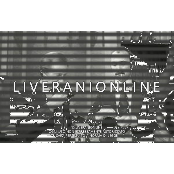 NEG-RETROSPETTIVA MIKE BONGIORNO PRESENTATORE TELEVISIVO NELLA FOTO MIKE BONGIORNO CON LUDOVICO PEREGRINI NELLA TRASMISSIONE TELEVISIVA SCOMMETTIAMO NELL\'ANNO 1977-1978 AG ALDO LIVERANI SAS