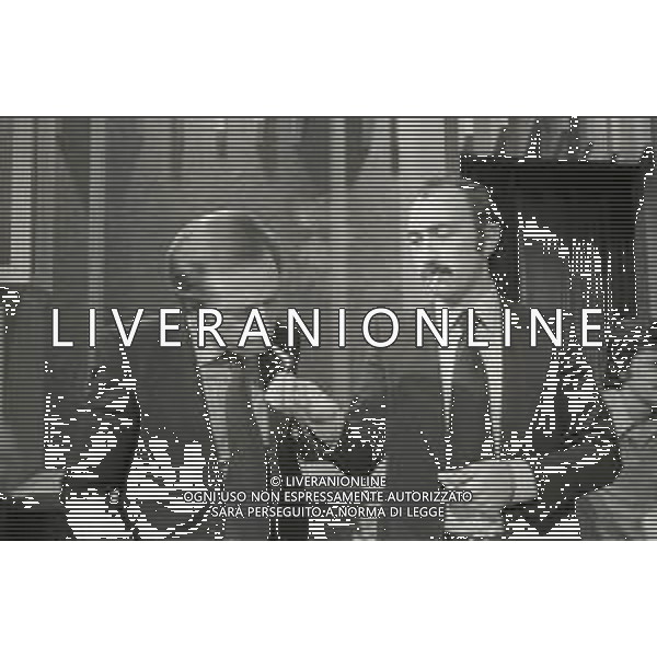 NEG-RETROSPETTIVA MIKE BONGIORNO PRESENTATORE TELEVISIVO NELLA FOTO MIKE BONGIORNO CON LUDOVICO PEREGRINI NELLA TRASMISSIONE TELEVISIVA SCOMMETTIAMO NELL\'ANNO 1977-1978 AG ALDO LIVERANI SAS