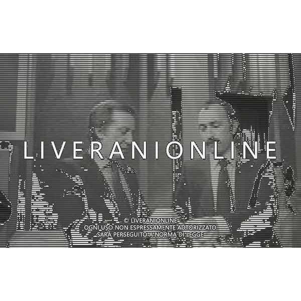 NEG-RETROSPETTIVA MIKE BONGIORNO PRESENTATORE TELEVISIVO NELLA FOTO MIKE BONGIORNO CON LUDOVICO PEREGRINI NELLA TRASMISSIONE TELEVISIVA SCOMMETTIAMO NELL\'ANNO 1977-1978 AG ALDO LIVERANI SAS