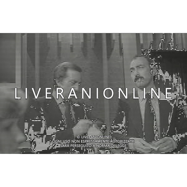 NEG-RETROSPETTIVA MIKE BONGIORNO PRESENTATORE TELEVISIVO NELLA FOTO MIKE BONGIORNO CON LUDOVICO PEREGRINI NELLA TRASMISSIONE TELEVISIVA SCOMMETTIAMO NELL\'ANNO 1977-1978 AG ALDO LIVERANI SAS