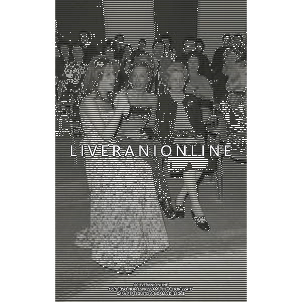 NEG-RETROSPETTIVA MIKE BONGIORNO PRESENTATORE TELEVISIVO NELLA FOTO LA MAMMA DI MIKE BONGIORNO ENRICA CARELLO CON DANIELA ZUCCOLI E SABINA CIUFFINI NELL\'ANNO 1974 A MILANO TRASMISSIONE TELEVISIVA RISCHIATUTTO AG ALDO LIVERANI SAS 