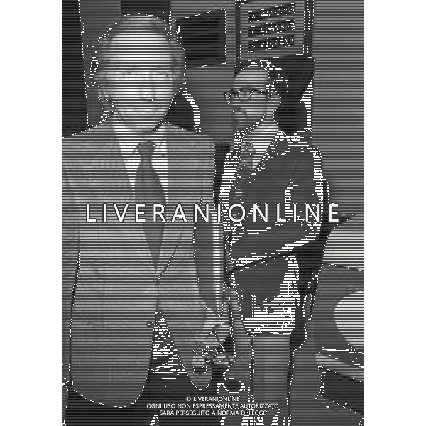 NEG-RETROSPETTIVA MIKE BONGIORNO PRESENTATORE TELEVISIVO NELLA FOTO MIKE BONGIORNO NELL\'ANNO 1974 A MILANO TRASMISSIONE TELEVISIVA RISCHIATUTTO AG ALDO LIVERANI SAS  