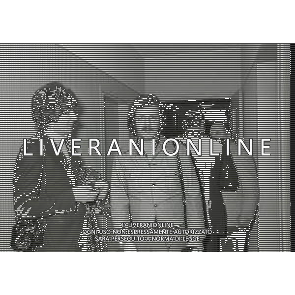 NEG-RETROSPETTIVA MIKE BONGIORNO PRESENTATORE TELEVISIVO NELLA FOTO MARIO DOTTI FOTOGRAFO PERSONALE DI MIKE BONGIORNO NELL\'ANNO 1974 A MILANO TRASMISSIONE TELEVISIVA RISCHIATUTTO AG ALDO LIVERANI SAS  