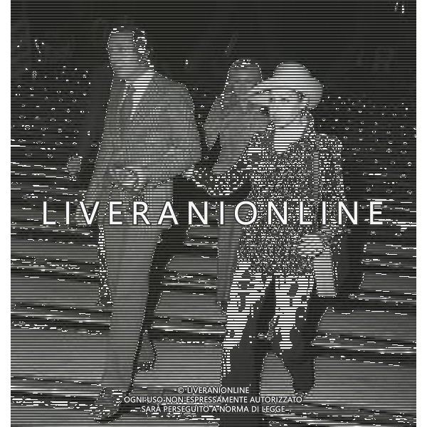 NEG-RETROSPETTIVA MIKE BONGIORNO PRESENTATORE TELEVISIVO NELLA FOTO MIKE BONGIORNO CON DANIELA ZUCCOLI AL CIRCO NELL\'ANNO 1972 AG ALDO LIVERANI SAS  