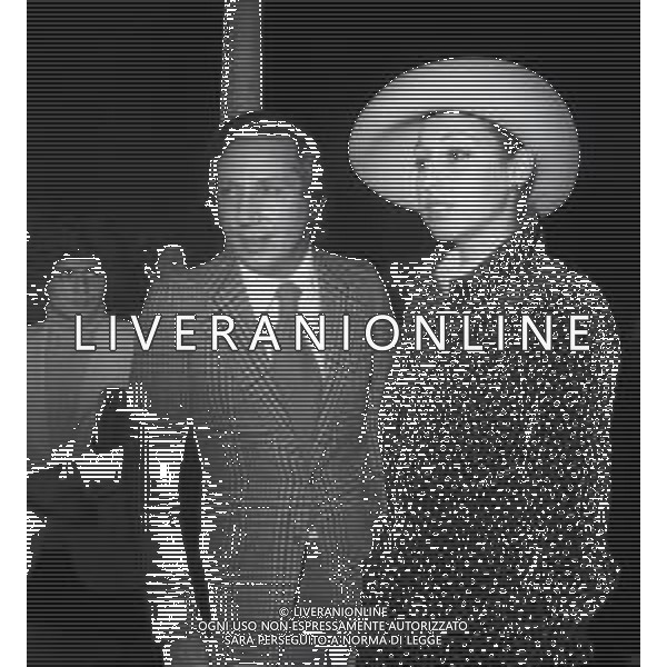 NEG-RETROSPETTIVA MIKE BONGIORNO PRESENTATORE TELEVISIVO NELLA FOTO MIKE BONGIORNO CON DANIELA ZUCCOLI AL CIRCO NELL\'ANNO 1972 AG ALDO LIVERANI SAS   