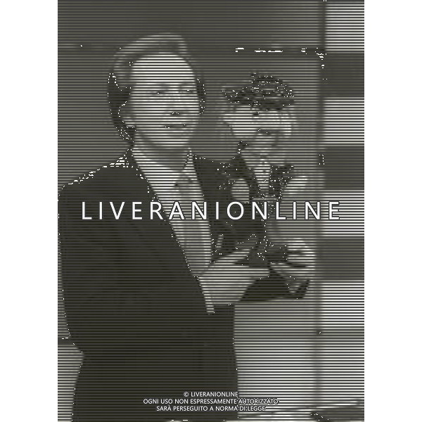 NEG-RETROSPETTIVA MIKE BONGIORNO PRESENTATORE TELEVISIVO NELLA FOTO MIKE BONGIORNO NELLA TRASMISSIONE TELEVISIVA FLASH A MILANO NELL\'ANNO 1980 AG ALDO LIVERANI SAS 