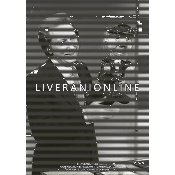 NEG-RETROSPETTIVA MIKE BONGIORNO PRESENTATORE TELEVISIVO NELLA FOTO MIKE BONGIORNO NELLA TRASMISSIONE TELEVISIVA FLASH A MILANO NELL\'ANNO 1980 AG ALDO LIVERANI SAS 