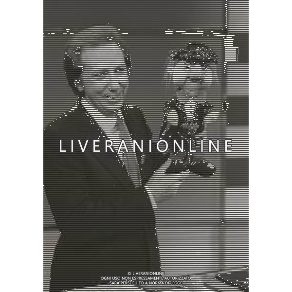 NEG-RETROSPETTIVA MIKE BONGIORNO PRESENTATORE TELEVISIVO NELLA FOTO MIKE BONGIORNO NELLA TRASMISSIONE TELEVISIVA FLASH A MILANO NELL\'ANNO 1980 AG ALDO LIVERANI SAS 