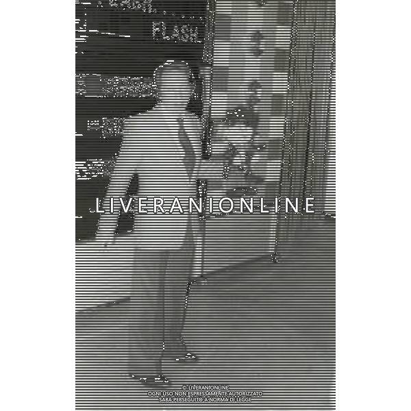 NEG-RETROSPETTIVA MIKE BONGIORNO PRESENTATORE TELEVISIVO NELLA FOTO MIKE BONGIORNO NELLA TRASMISSIONE TELEVISIVA FLASH A MILANO NELL\'ANNO 1980 AG ALDO LIVERANI SAS 