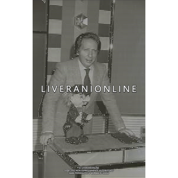 NEG-RETROSPETTIVA MIKE BONGIORNO PRESENTATORE TELEVISIVO NELLA FOTO MIKE BONGIORNO NELLA TRASMISSIONE TELEVISIVA FLASH A MILANO NELL\'ANNO 1980 AG ALDO LIVERANI SAS 