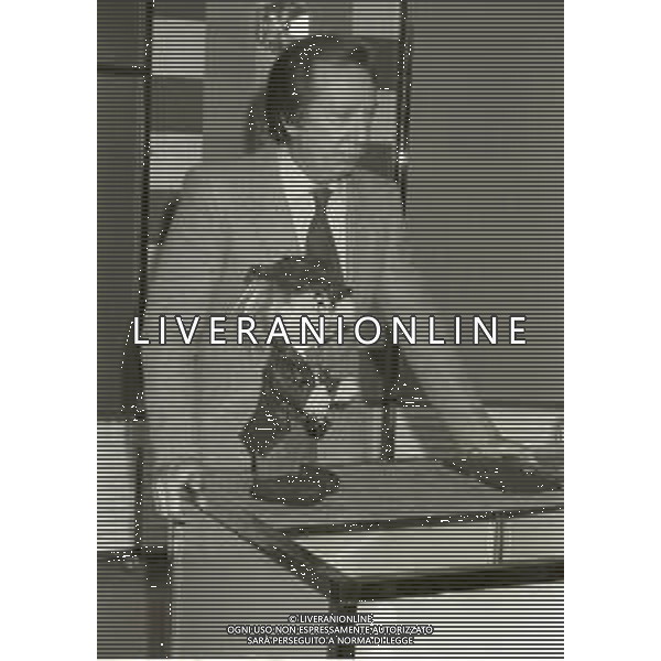 NEG-RETROSPETTIVA MIKE BONGIORNO PRESENTATORE TELEVISIVO NELLA FOTO MIKE BONGIORNO NELLA TRASMISSIONE TELEVISIVA FLASH A MILANO NELL\'ANNO 1980 AG ALDO LIVERANI SAS 