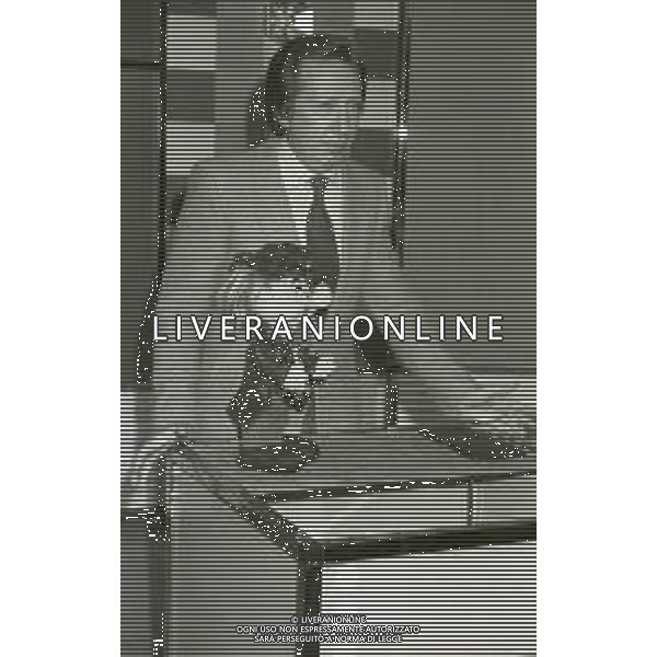 NEG-RETROSPETTIVA MIKE BONGIORNO PRESENTATORE TELEVISIVO NELLA FOTO MIKE BONGIORNO NELLA TRASMISSIONE TELEVISIVA FLASH A MILANO NELL\'ANNO 1980 AG ALDO LIVERANI SAS 