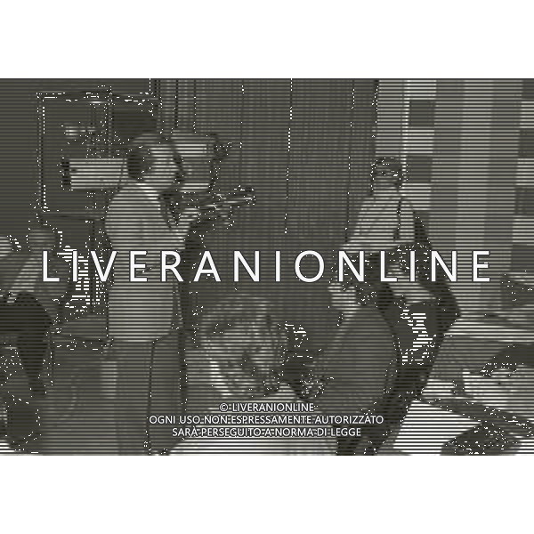 NEG-RETROSPETTIVA MIKE BONGIORNO PRESENTATORE TELEVISIVO NELLA FOTO MIKE BONGIORNO NELLA TRASMISSIONE TELEVISIVA FLASH A MILANO NELL\'ANNO 1980 AG ALDO LIVERANI SAS 