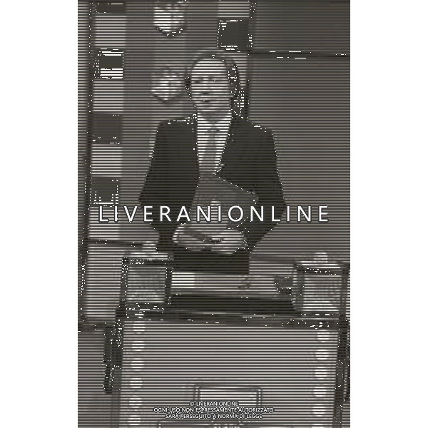 NEG-RETROSPETTIVA MIKE BONGIORNO PRESENTATORE TELEVISIVO NELLA FOTO MIKE BONGIORNO NELLA TRASMISSIONE TELEVISIVA FLASH A MILANO NELL\'ANNO 1980 AG ALDO LIVERANI SAS 