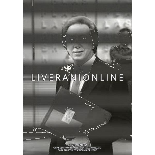 NEG-RETROSPETTIVA MIKE BONGIORNO PRESENTATORE TELEVISIVO NELLA FOTO MIKE BONGIORNO NELLA TRASMISSIONE TELEVISIVA FLASH A MILANO NELL\'ANNO 1980 AG ALDO LIVERANI SAS 