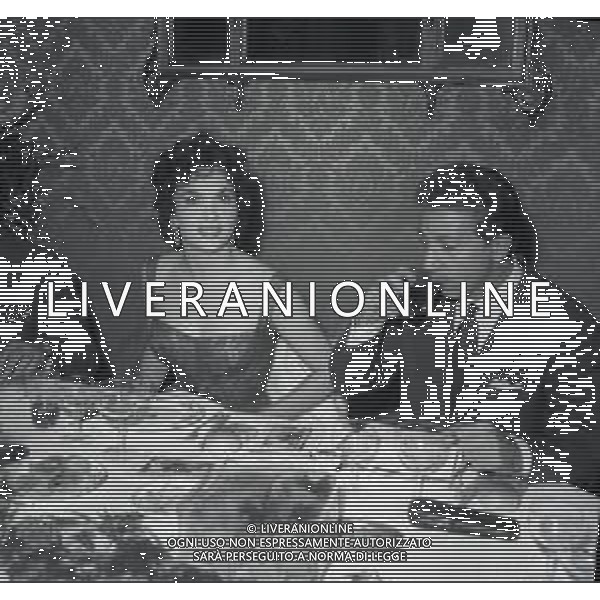 NEG-RETROSPETTIVA MIKE BONGIORNO PRESENTATORE TELEVISIVO NELLA FOTO MIKE BONGIORNO A ROMA NELL\'ANNO 1952 CON GINA LOLLOBRIGIDA AL PREMIO LASCIA O RADDOPPIA AG ALDO LIVERANI SAS 