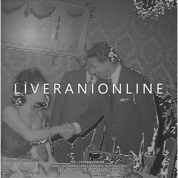 NEG-RETROSPETTIVA MIKE BONGIORNO PRESENTATORE TELEVISIVO NELLA FOTO MIKE BONGIORNO A ROMA NELL\'ANNO 1952 CON GINA LOLLOBRIGIDA AL PREMIO LASCIA O RADDOPPIA AG ALDO LIVERANI SAS 