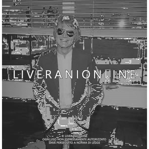 Neg- RETROSPETTIVA CLAUDE FRANCOIS (CLOCLO) CANTANTE FRANCESE NELLA FOTO AL SUO ARRIVO ALL\'AEROPORTO DI LINATE MILANO NELL\'ANNO 1968 AG ALDO LIVERANI SAS