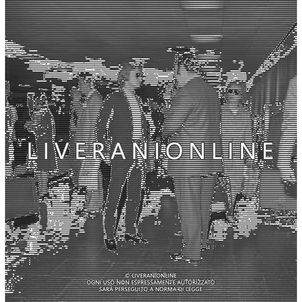 Neg- RETROSPETTIVA CLAUDE FRANCOIS (CLOCLO) CANTANTE FRANCESE NELLA FOTO AL SUO ARRIVO ALL\'AEROPORTO DI LINATE MILANO NELL\'ANNO 1968 AG ALDO LIVERANI SAS