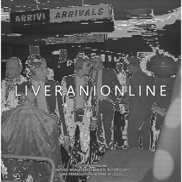 Neg- RETROSPETTIVA CLAUDE FRANCOIS (CLOCLO) CANTANTE FRANCESE NELLA FOTO AL SUO ARRIVO ALL\'AEROPORTO DI LINATE MILANO NELL\'ANNO 1968 AG ALDO LIVERANI SAS