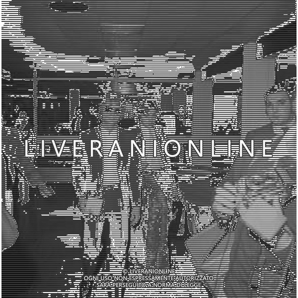 Neg- RETROSPETTIVA CLAUDE FRANCOIS (CLOCLO) CANTANTE FRANCESE NELLA FOTO AL SUO ARRIVO ALL\'AEROPORTO DI LINATE MILANO NELL\'ANNO 1968 AG ALDO LIVERANI SAS