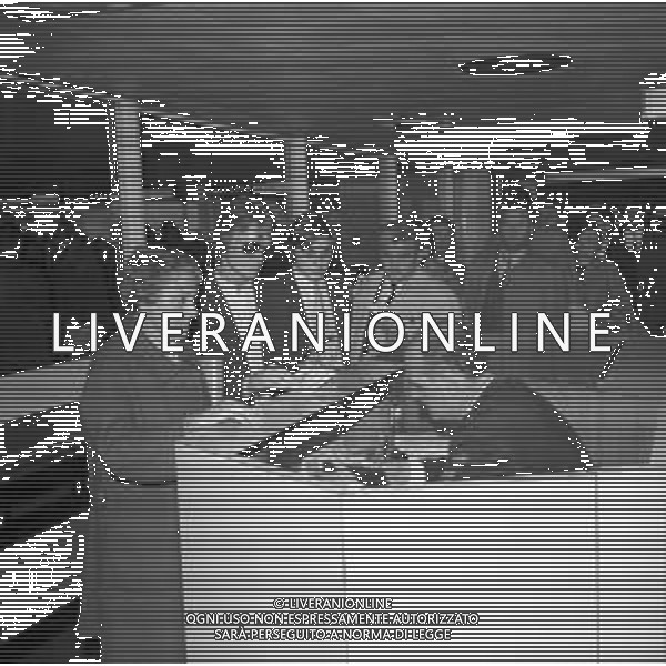 Neg- RETROSPETTIVA CLAUDE FRANCOIS (CLOCLO) CANTANTE FRANCESE NELLA FOTO AL SUO ARRIVO ALL\'AEROPORTO DI LINATE MILANO NELL\'ANNO 1968 AG ALDO LIVERANI SAS