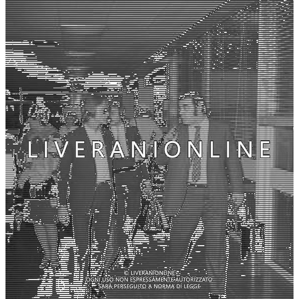 Neg- RETROSPETTIVA CLAUDE FRANCOIS (CLOCLO) CANTANTE FRANCESE NELLA FOTO AL SUO ARRIVO ALL\'AEROPORTO DI LINATE MILANO NELL\'ANNO 1968 AG ALDO LIVERANI SAS