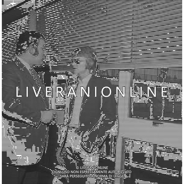 Neg- RETROSPETTIVA CLAUDE FRANCOIS (CLOCLO) CANTANTE FRANCESE NELLA FOTO AL SUO ARRIVO ALL\'AEROPORTO DI LINATE MILANO NELL\'ANNO 1968 AG ALDO LIVERANI SAS