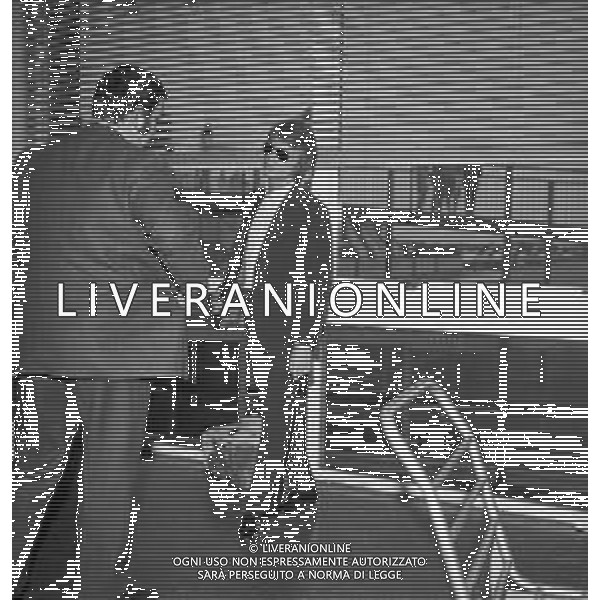 Neg- RETROSPETTIVA CLAUDE FRANCOIS (CLOCLO) CANTANTE FRANCESE NELLA FOTO AL SUO ARRIVO ALL\'AEROPORTO DI LINATE MILANO NELL\'ANNO 1968 AG ALDO LIVERANI SAS