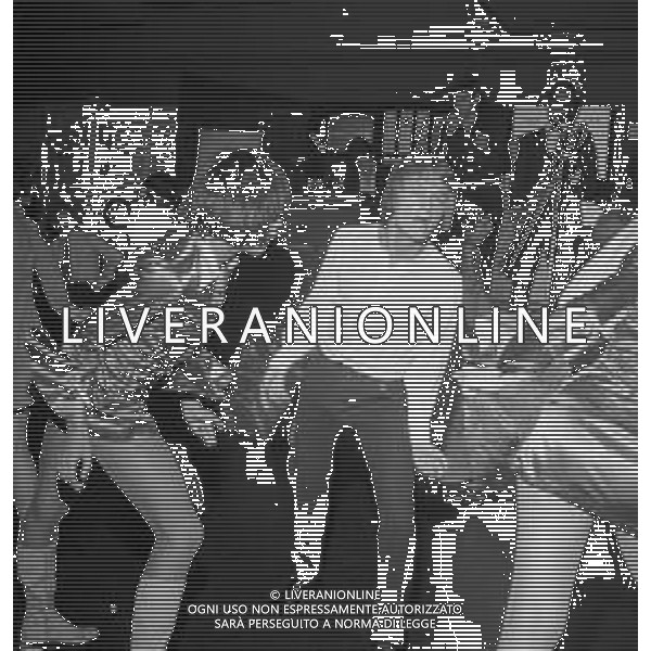 Neg- RETROSPETTIVA CLAUDE FRANCOIS (CLOCLO) CANTANTE FRANCESE NELLA FOTO CON LE BALLERINE A MILANO NELL\'ANNO 1968 AG ALDO LIVERANI SAS