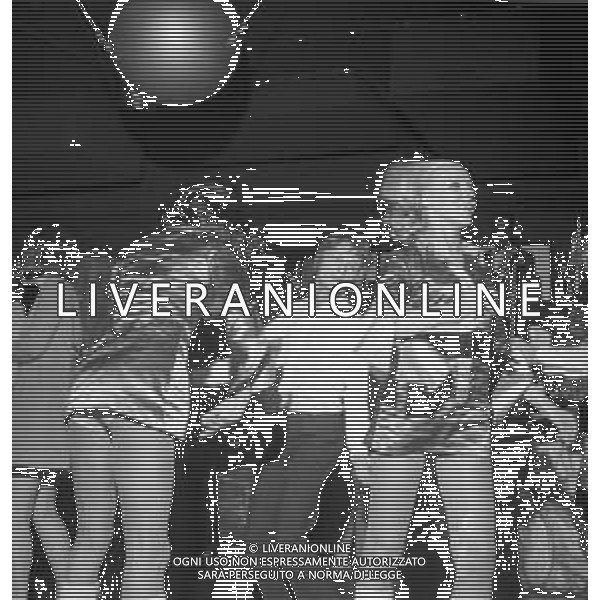 Neg- RETROSPETTIVA CLAUDE FRANCOIS (CLOCLO) CANTANTE FRANCESE NELLA FOTO CON LE BALLERINE A MILANO NELL\'ANNO 1968 AG ALDO LIVERANI SAS