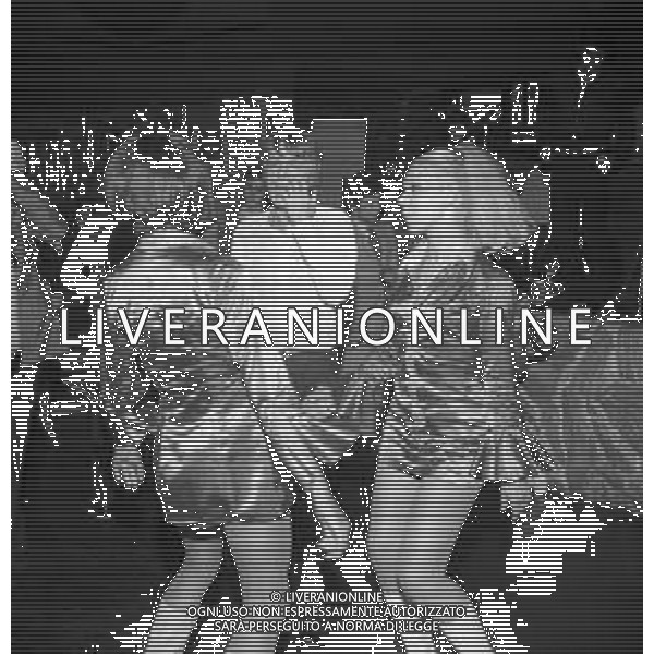Neg- RETROSPETTIVA CLAUDE FRANCOIS (CLOCLO) CANTANTE FRANCESE NELLA FOTO CON LE BALLERINE A MILANO NELL\'ANNO 1968 AG ALDO LIVERANI SAS
