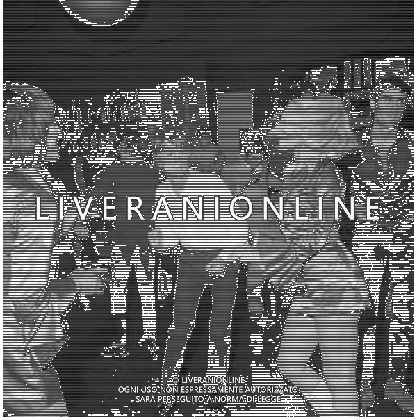 Neg- RETROSPETTIVA CLAUDE FRANCOIS (CLOCLO) CANTANTE FRANCESE NELLA FOTO CON LE BALLERINE A MILANO NELL\'ANNO 1968 AG ALDO LIVERANI SAS