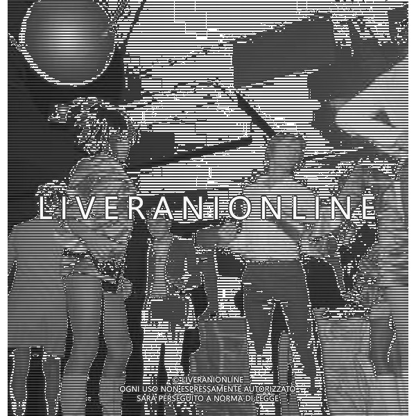 Neg- RETROSPETTIVA CLAUDE FRANCOIS (CLOCLO) CANTANTE FRANCESE NELLA FOTO CON LE BALLERINE A MILANO NELL\'ANNO 1968 AG ALDO LIVERANI SAS