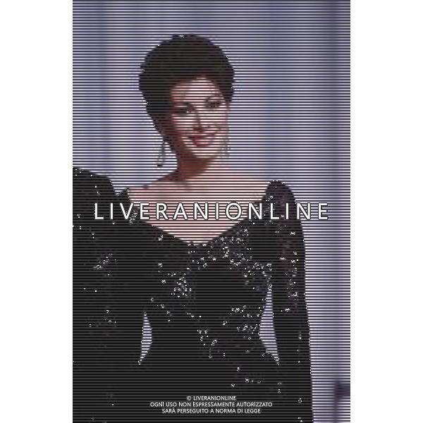 DIAP-RETROSPETTIVA EDWIGE FENECH ATTRICE NELLA FOTO EDWIGE FENECH NELL\'ANNO 1985 NELLA TRASMISSIONE TELEVISIVA RISATISSIMA AG ALDO LIVERANI SAS  