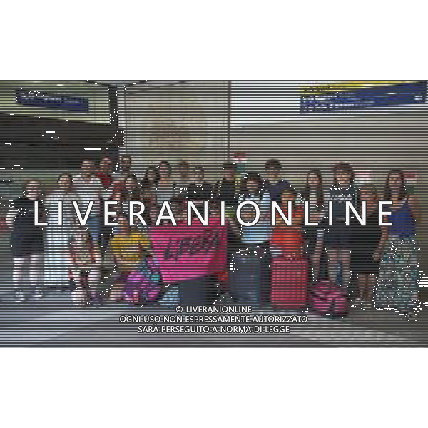 IMOLA 17 07 2023 E!STATE LIBERIî: SONO PARTITI QUESTA MATTINA PER CERIGNOLA I 17 RAGAZZI E RAGAZZE CHE PARTECIPANO AL CAMPO PROMOSSO DA \'LIBERA\' IN UN BENE CONFISCATO ALLE MAFIE PRESENTI SINDACO MARCO PANIERI, SINDACO DI CASALFIUMANESE BEATRICE POLI E ASSESSORE ALLA CULTURA DI IMOLA GIACOMO GAMBI ©SANNA/AGENZIA ALDO LIVERANI SAS