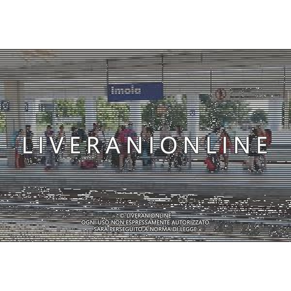 IMOLA 17 07 2023 E!STATE LIBERIî: SONO PARTITI QUESTA MATTINA PER CERIGNOLA I 17 RAGAZZI E RAGAZZE CHE PARTECIPANO AL CAMPO PROMOSSO DA \'LIBERA\' IN UN BENE CONFISCATO ALLE MAFIE PRESENTI SINDACO MARCO PANIERI, SINDACO DI CASALFIUMANESE BEATRICE POLI E ASSESSORE ALLA CULTURA DI IMOLA GIACOMO GAMBI ©SANNA/AGENZIA ALDO LIVERANI SAS