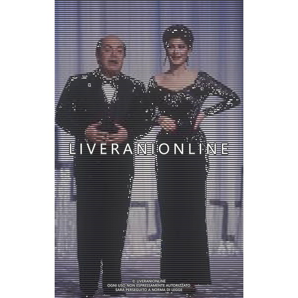 DIAP-RETROSPETTIVA EDWIGE FENECH ATTRICE NELLA FOTO EDWIGE FENECH NELL\'ANNO 1985 NELLA TRASMISSIONE TELEVISIVA RISATISSIMA CON LINO BANFI AG ALDO LIVERANI SAS 