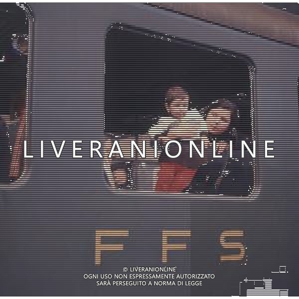 COL-1970 MILANO STAZIONE CENTRALE I PASSEGGERI IN VIAGGIO SUI TRENI AG ALDO LIVERANI SAS