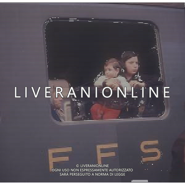 COL-1970 MILANO STAZIONE CENTRALE I PASSEGGERI IN VIAGGIO SUI TRENI AG ALDO LIVERANI SAS