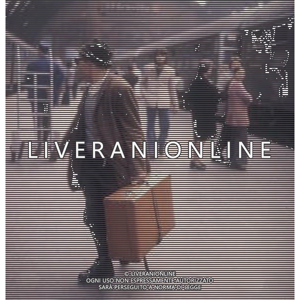 COL-1970 MILANO STAZIONE CENTRALE I PASSEGGERI IN VIAGGIO SUI TRENI AG ALDO LIVERANI SAS