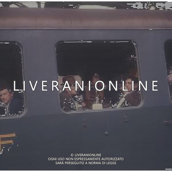 COL-1970 MILANO STAZIONE CENTRALE I PASSEGGERI IN VIAGGIO SUI TRENI AG ALDO LIVERANI SAS